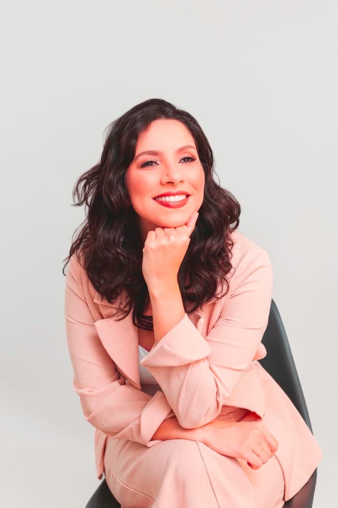 Jenifer Amanda, especialista em estética e laser