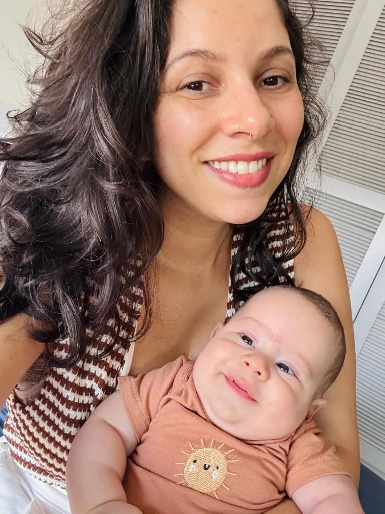 Jenifer Amanda com o filho Arthur no colo