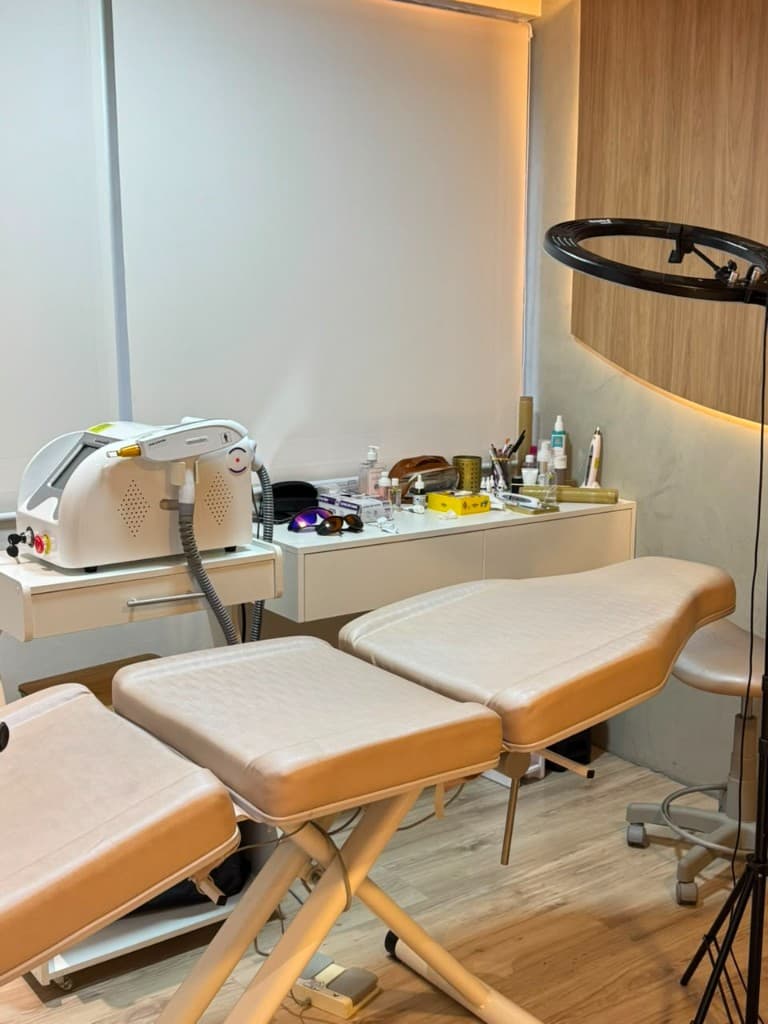 Sala de atendimento com o laser e maca reclinável
